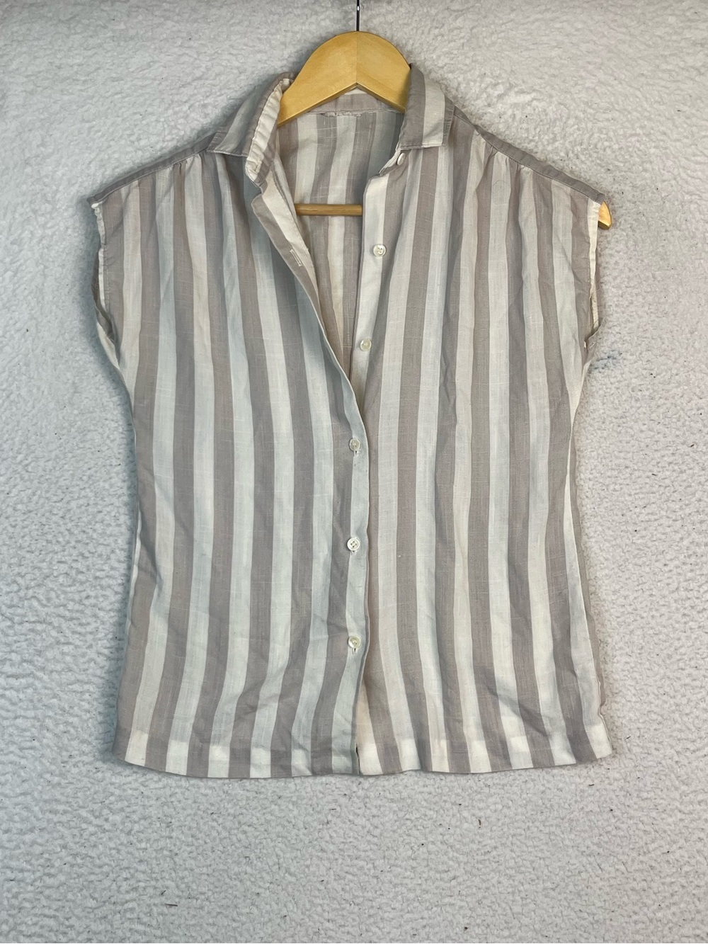 Stripe button cutoff shirt